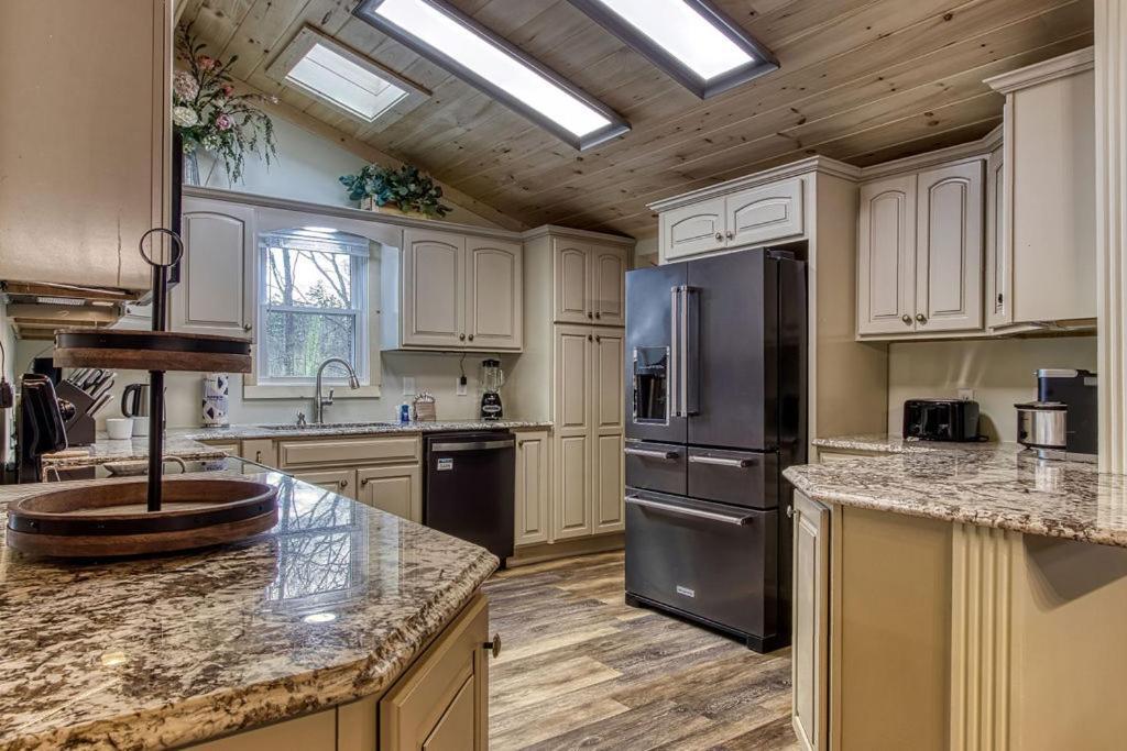Whispering Winds, Hot Tub, Game Room, Wifi, 1089 Free Tickets Each Paid Day, Dollywood And More Gatlinburg Zewnętrze zdjęcie